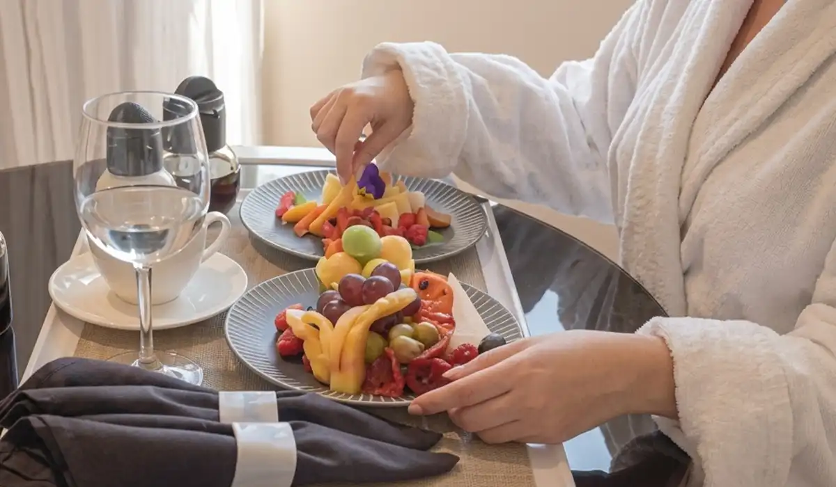 Desayuno sorpresa con frutas frescas servido en la habitación de Binn Hotel Medellín para el Día de la Madre.
