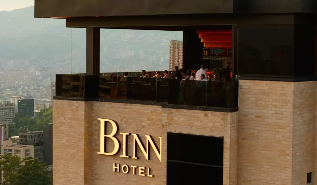 Rooftop de Binn Hotel con vista panorámica de Medellín durante una tarde de mayo.