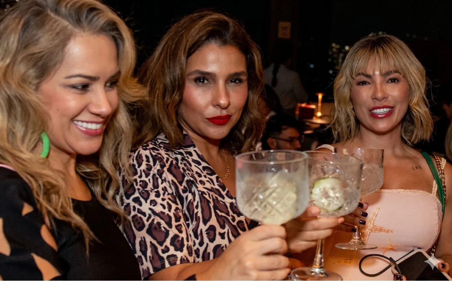 Tres mujeres brindando con gin tonic en evento de mayo en ETRO Rooftop, BINN Hotel Medellín