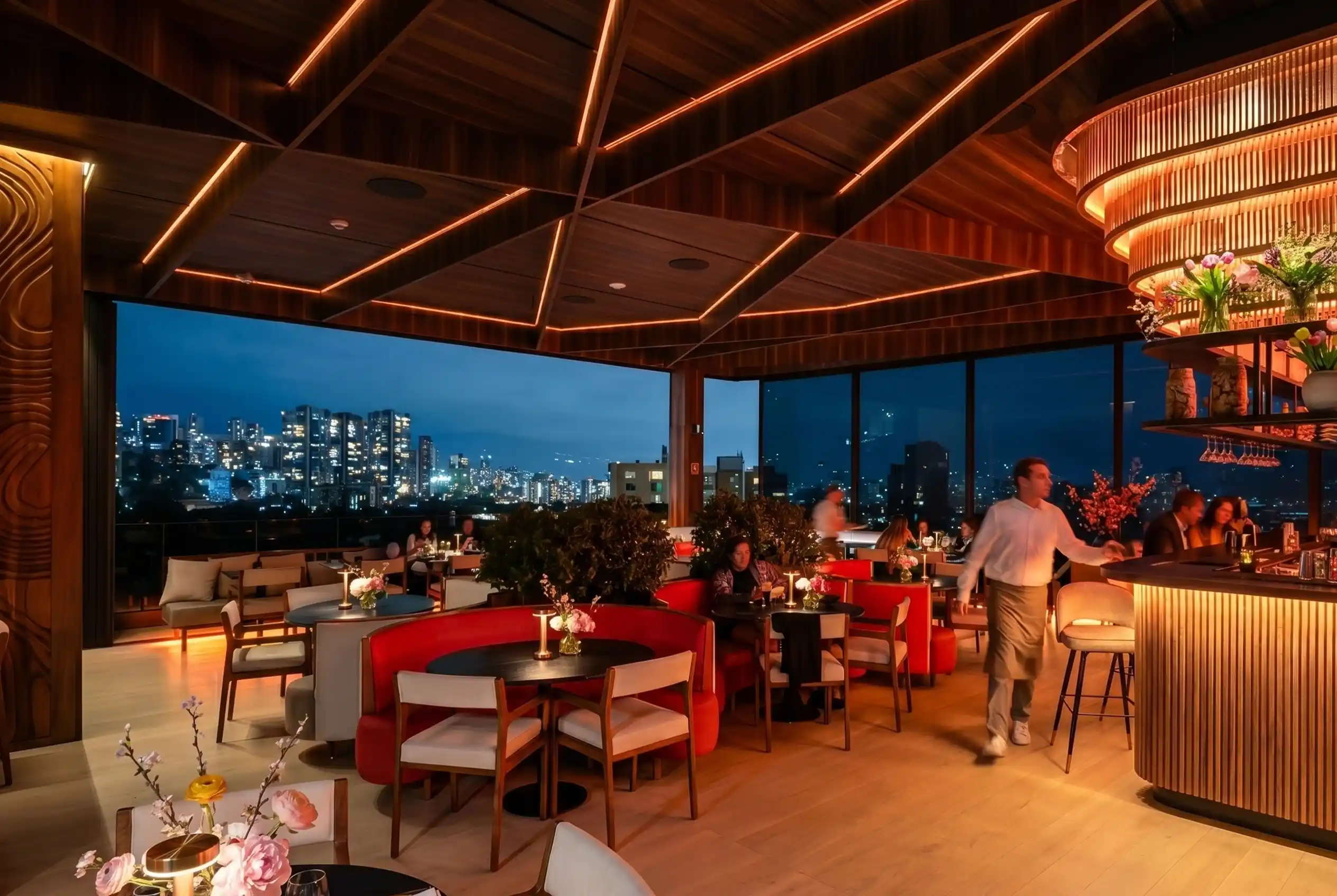 Interior de ETRO Rooftop en pleno servicio nocturno con vista a Medellín, el mejor mes de mayo en BINN Hotel El Poblado.