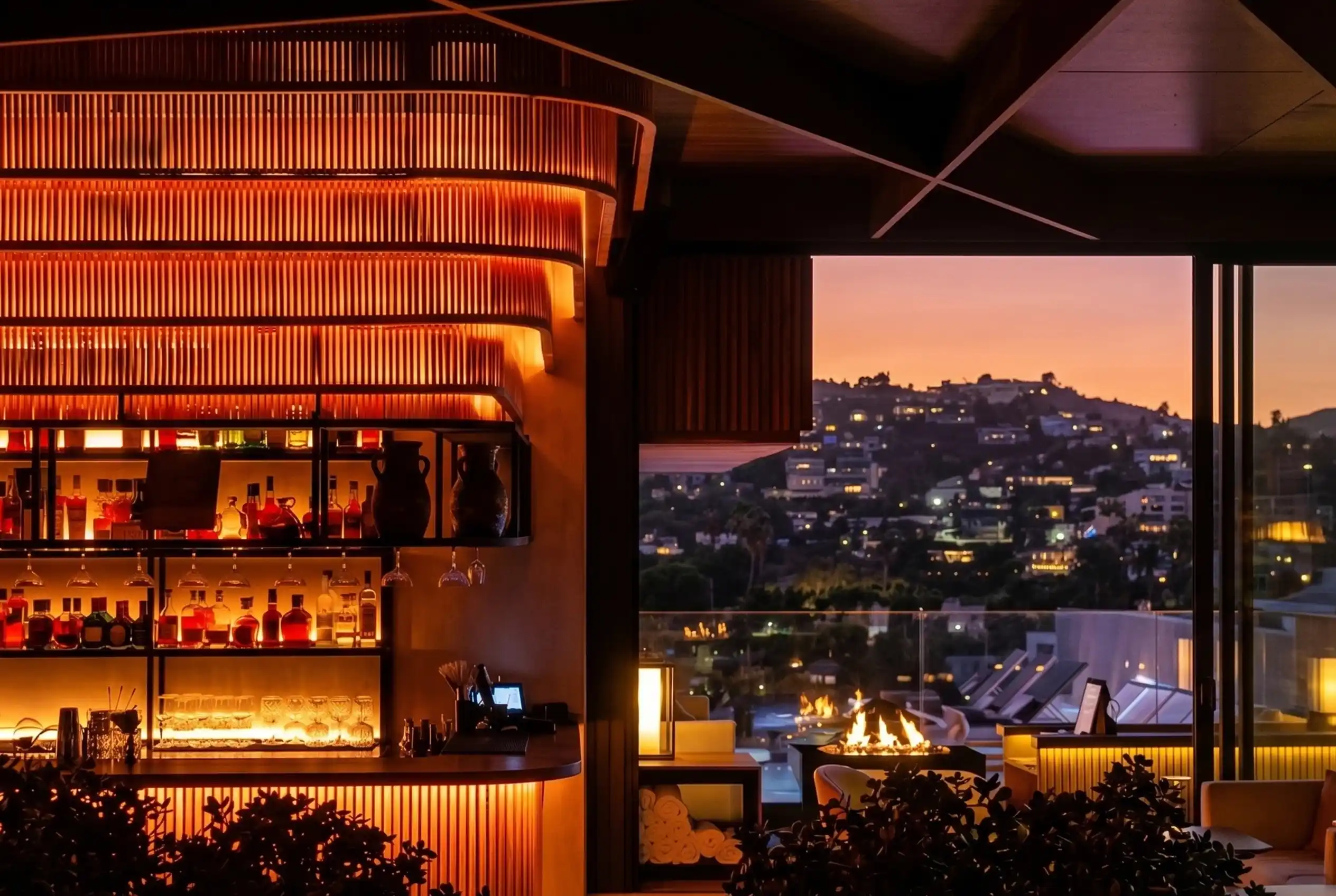 Barra iluminada de ETRO Rooftop con fogón y vista al atardecer de El Poblado, Sunset Session de mayo en BINN Hotel Medellín.