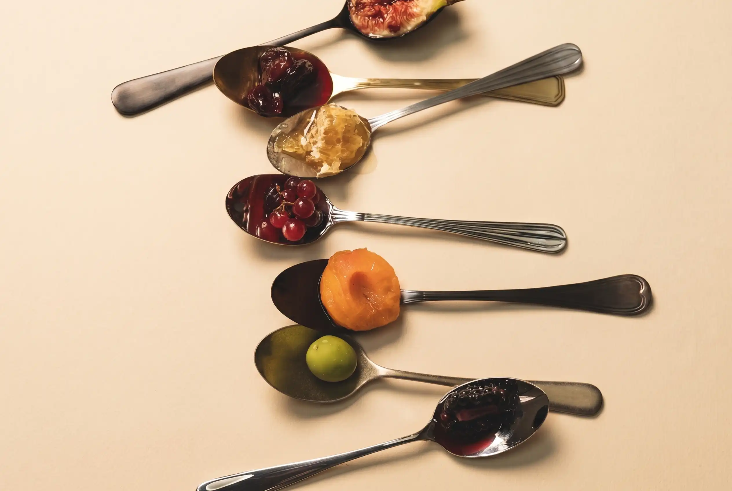 Cucharas con frutas fermentadas, panal de miel e higos, base de la cocina moderna Medellín y técnicas de autor.