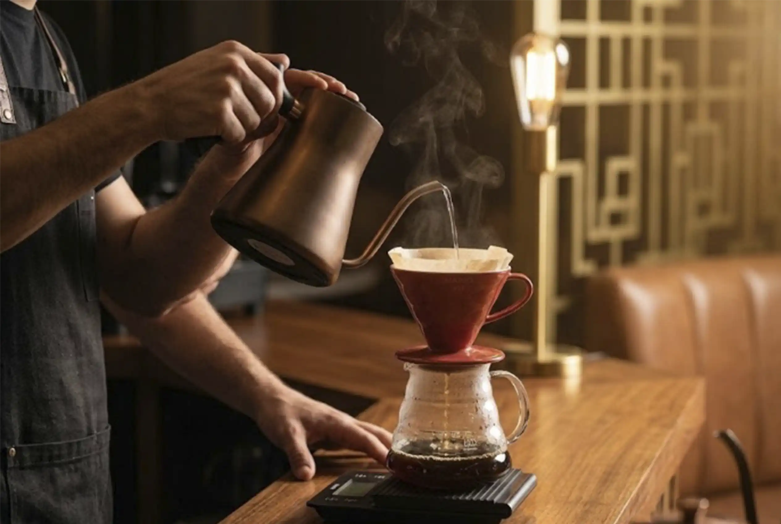 Preparación artesanal para maridaje de café de especialidad en el restaurante La Makha usando cafetera V60.