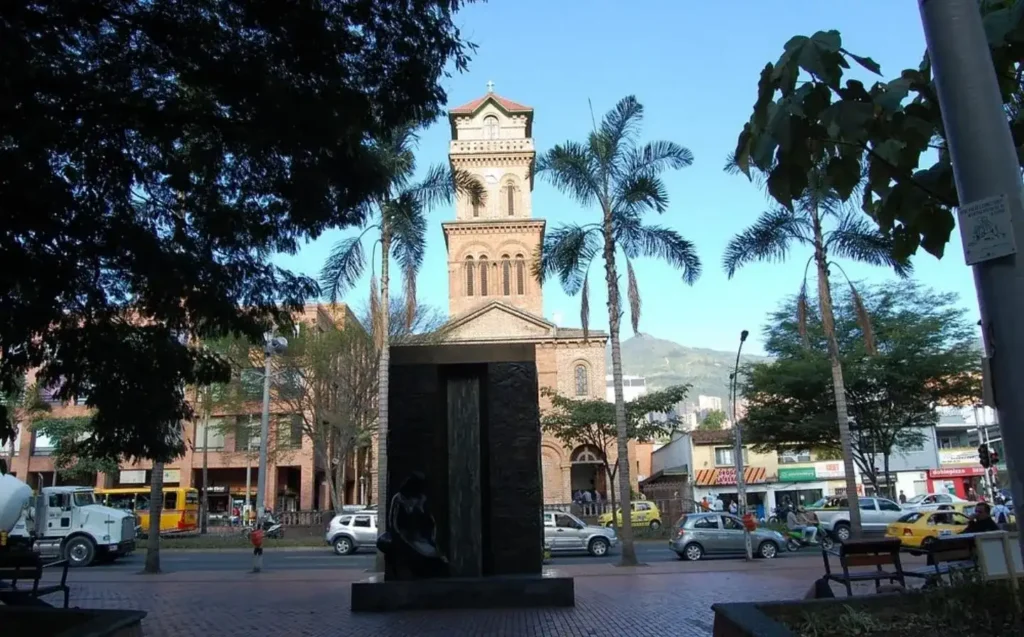Parque de El Poblado en Medellín: vista de la Iglesia de San José