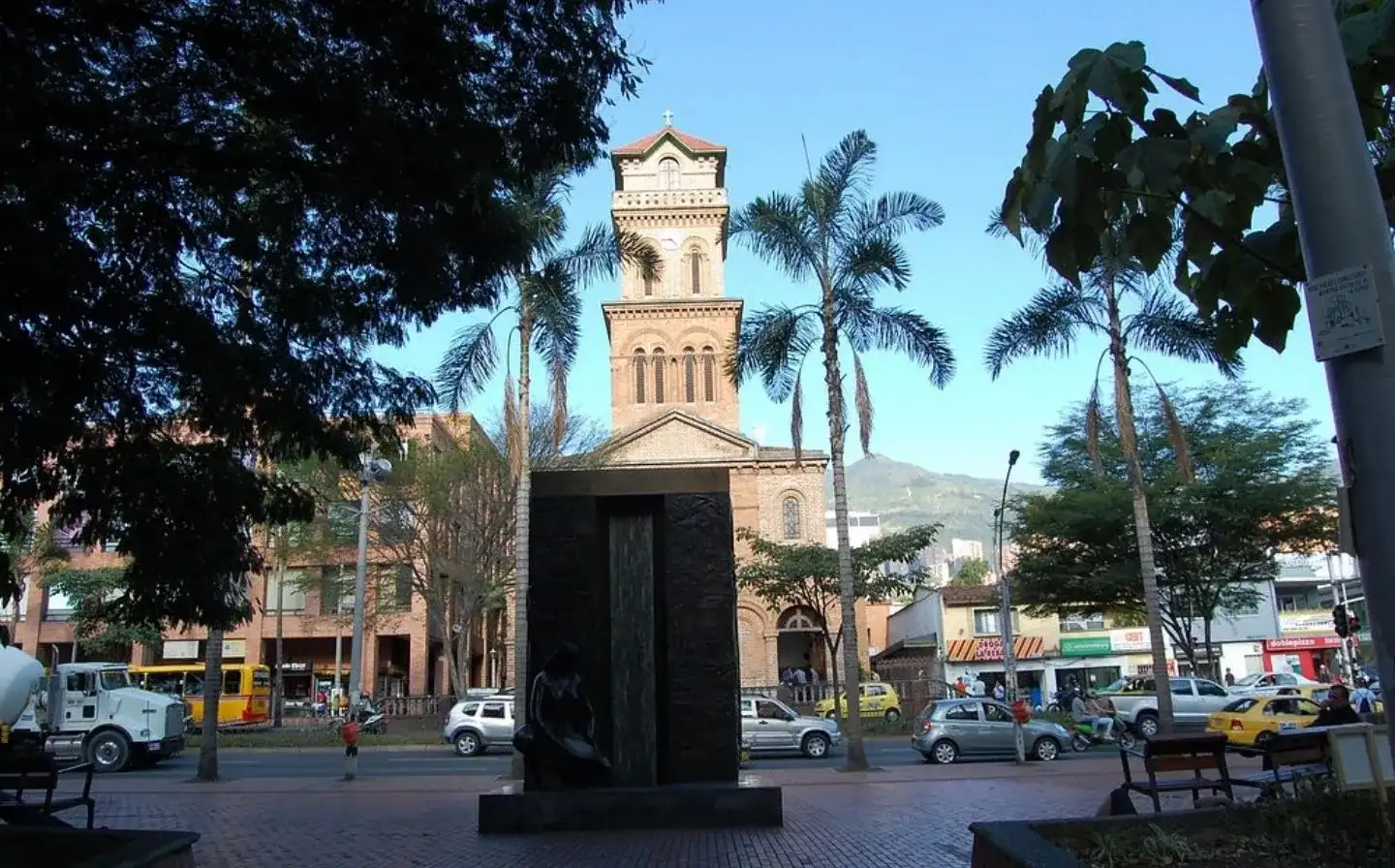 Parque de El Poblado en Medellín: vista de la Iglesia de San José