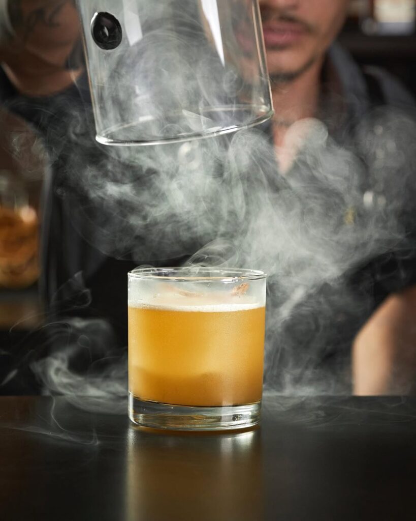 Mixología de autor y experiencias premium en los mejores restaurantes de lujo en El Poblado, Medellín.