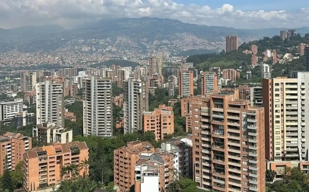 Vista panorámica de El Poblado con torres y cordillera desde BINN Hotel, Medellín en puente de mayo.