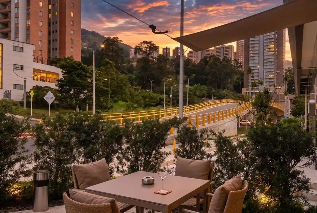Atardecer con vista al puente de El Poblado, Medellín