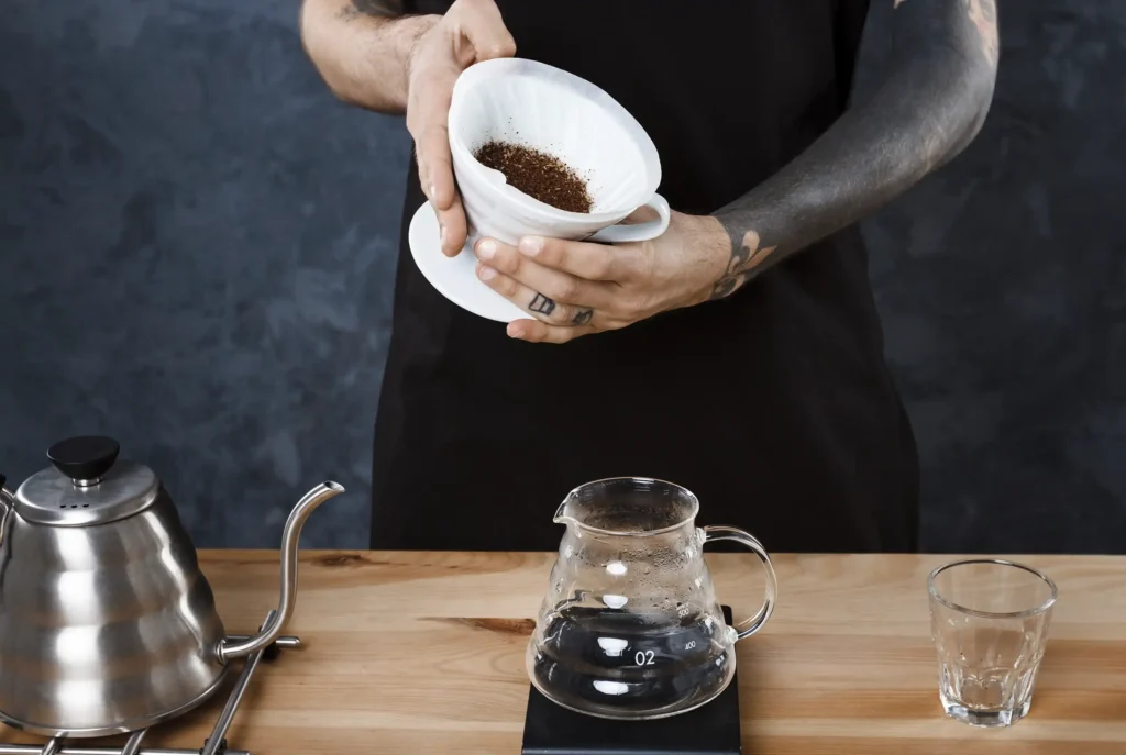 Barista preparando café de filtro pour over en La Makha, restaurante de especialidad en Medellín