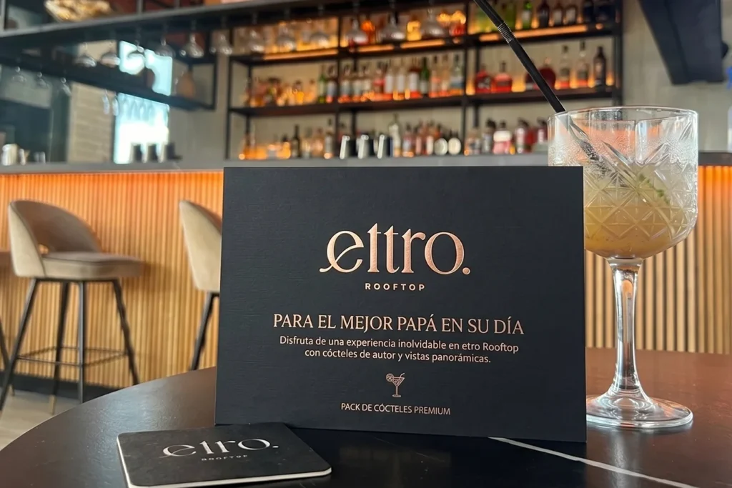 Tarjeta del pack de cócteles premium de Etro Rooftop para el Día del Padre en BINN Hotel