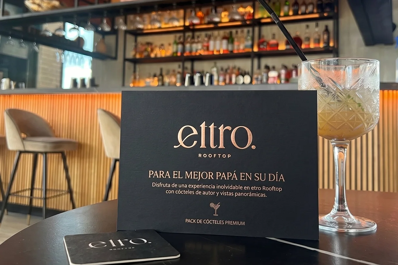 Tarjeta del pack de cócteles premium de Etro Rooftop para el Día del Padre en BINN Hotel