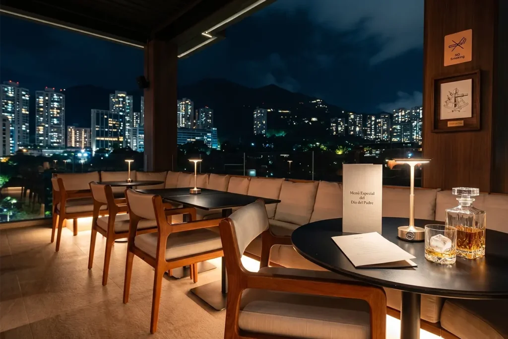Terraza nocturna de Etro Bar en BINN Hotel con menú del Día del Padre y vista a Medellín