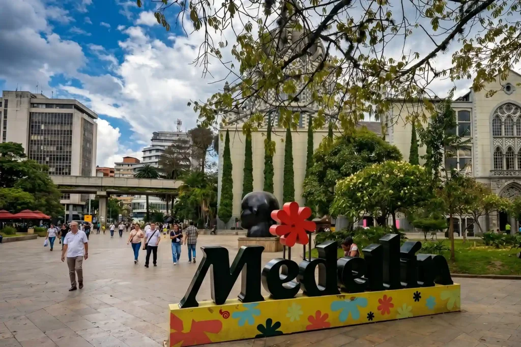 Plaza Botero de Medellin con letrero emblematico de la ciudad y Palacio de la Cultura al fondo.