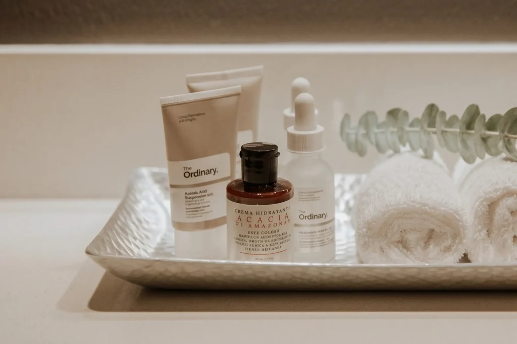 Bandeja con productos de spa y skincare en BINN Hotel para experiencia de bienestar masculino