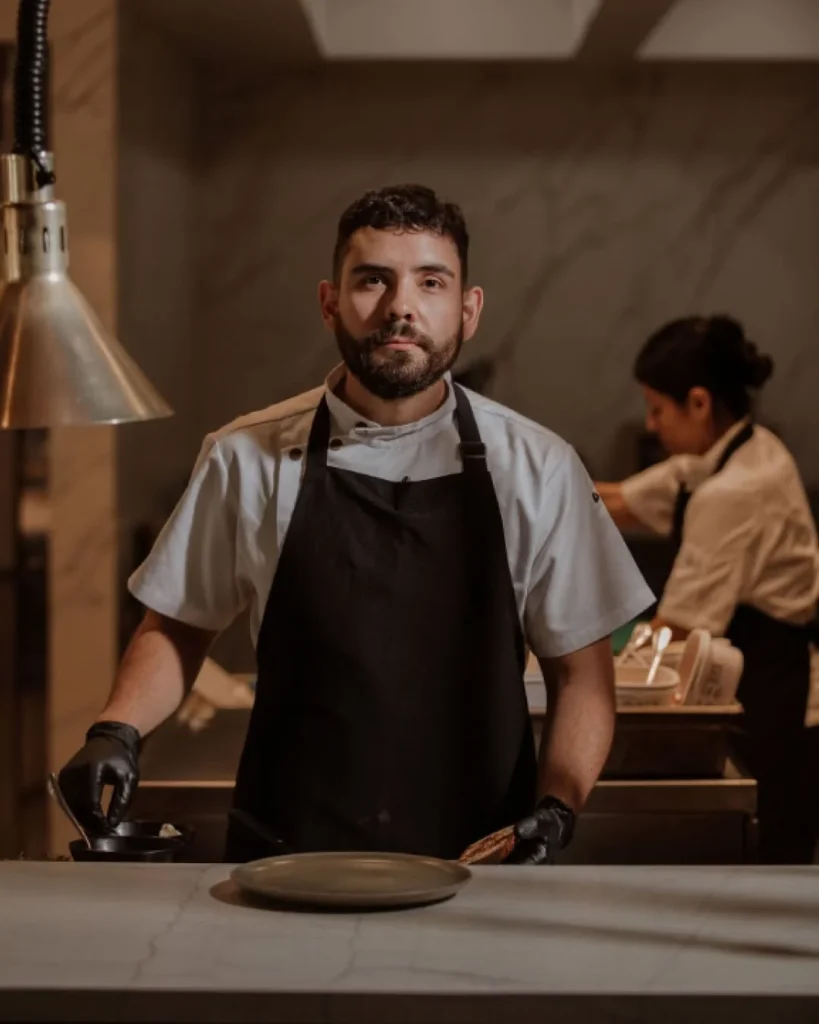 Chef en el pase de cocina de La Makha, restaurante de cocina moderna en Medellín