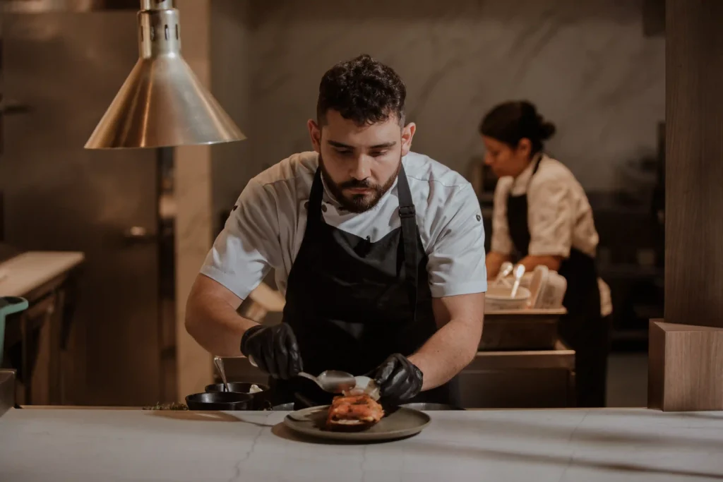 Chef emplatando en la cocina de La Makha, restaurante de alta cocina en Medellín