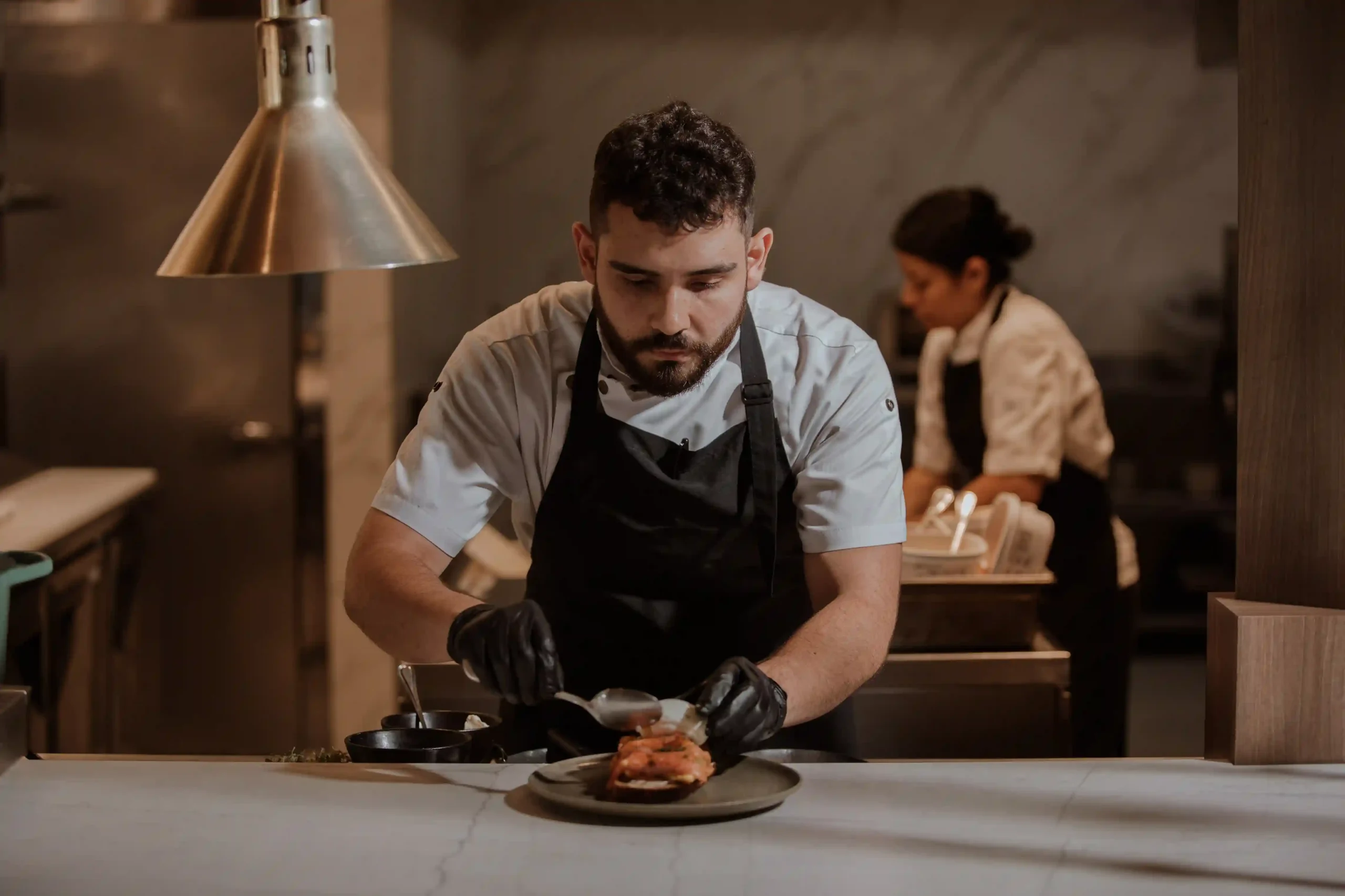 Chef emplatando en la cocina de La Makha, restaurante de alta cocina en Medellín