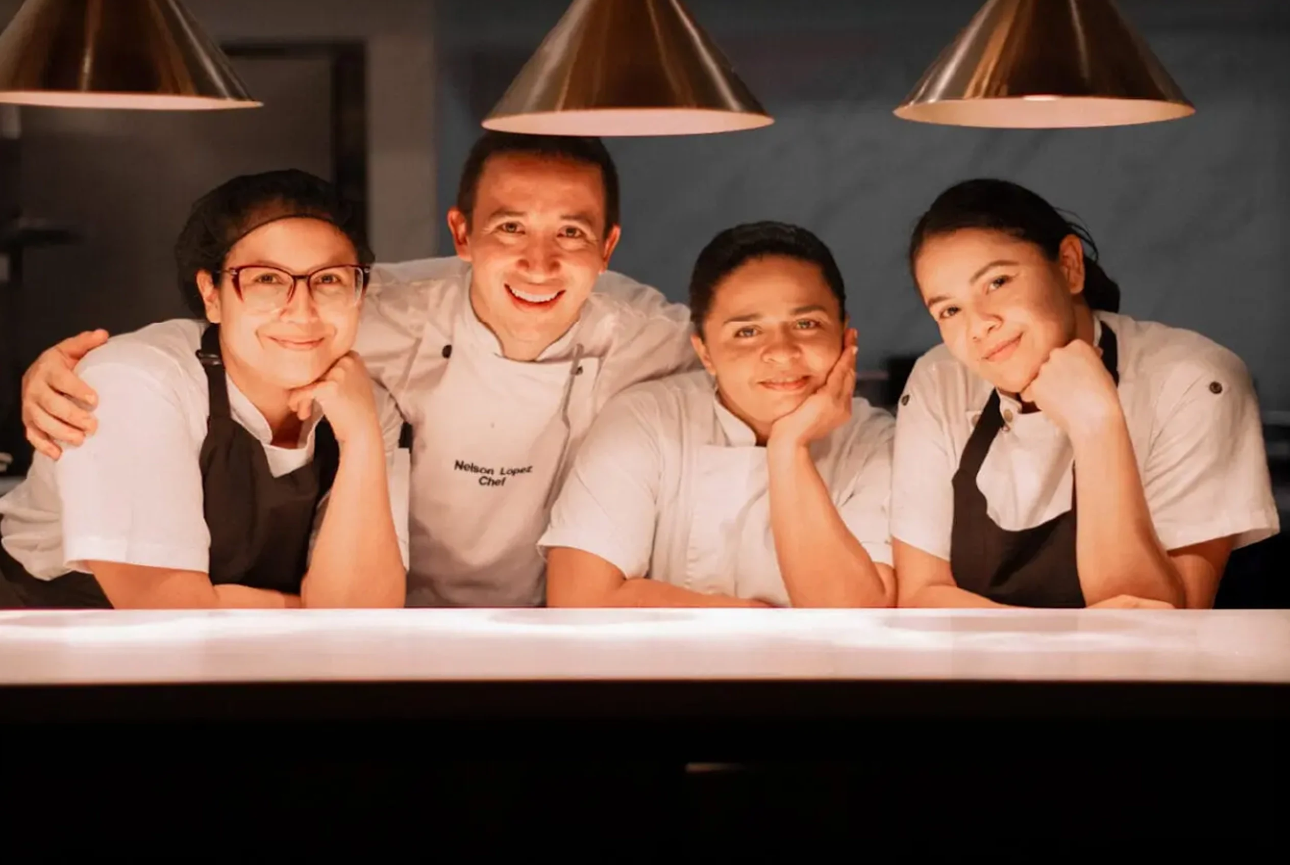 Chef Nelson López y equipo de cocina de La Makha, fine dining en Medellín
