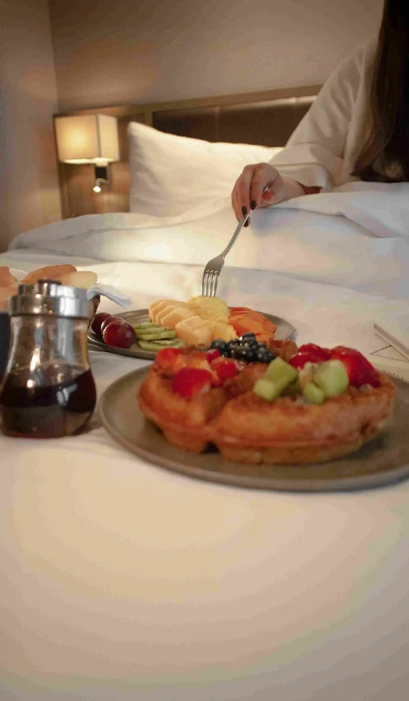 Desayuno en habitación con waffles y frutas frescas en Binn Hotel, El Poblado Medellín.
