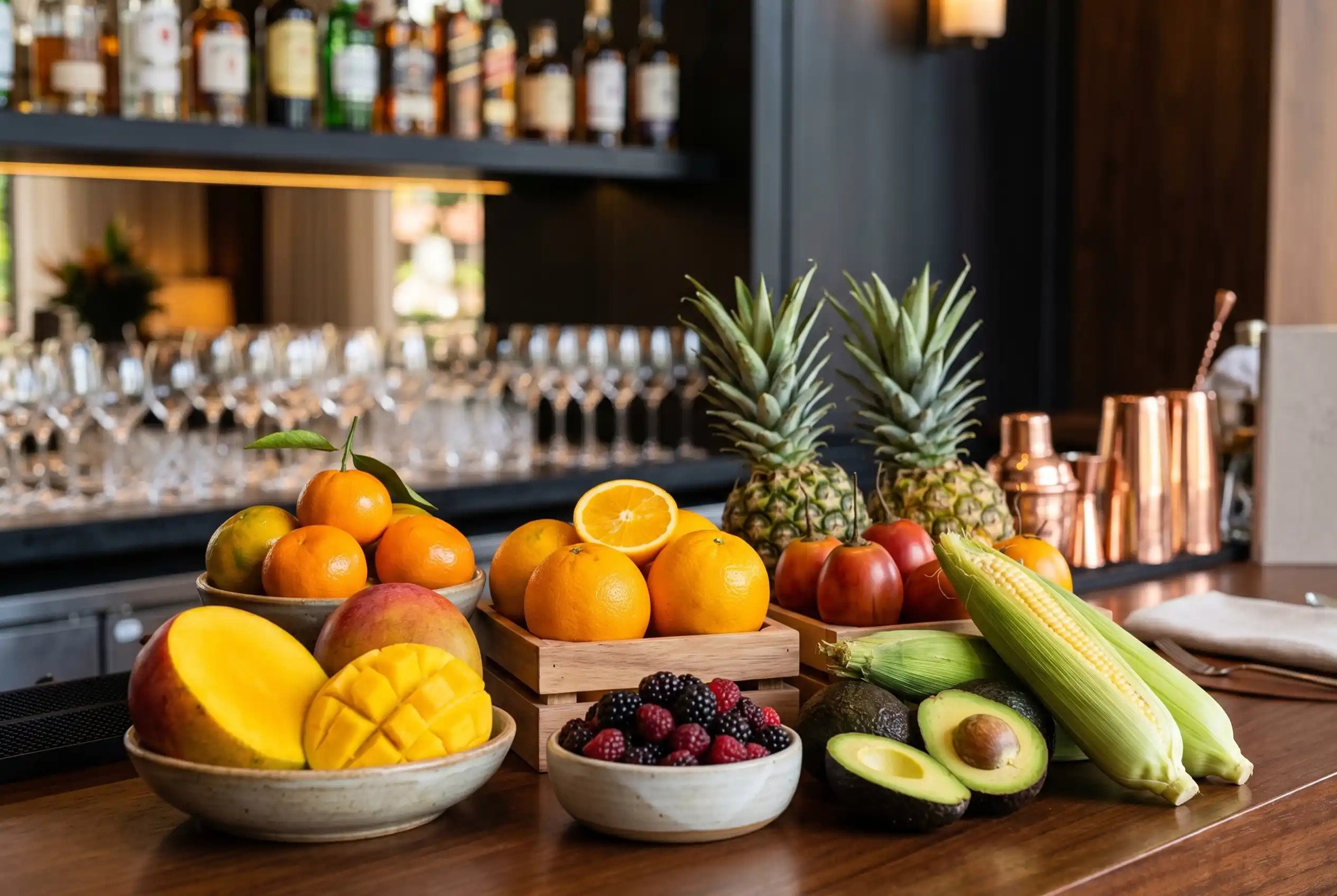 Frutas y verduras del terroir antioqueño sobre la barra de La Makha, restaurante en Medellín