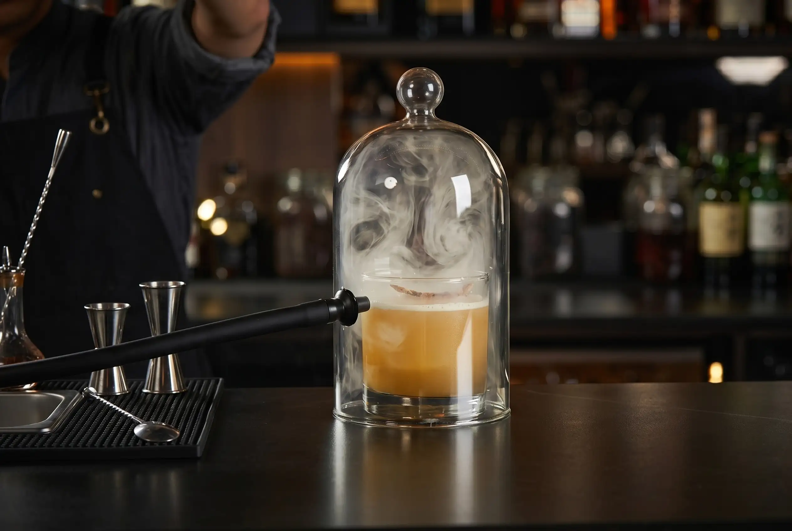 Mocktail premium bajo campana de humo en la barra de La Makha, Medellín