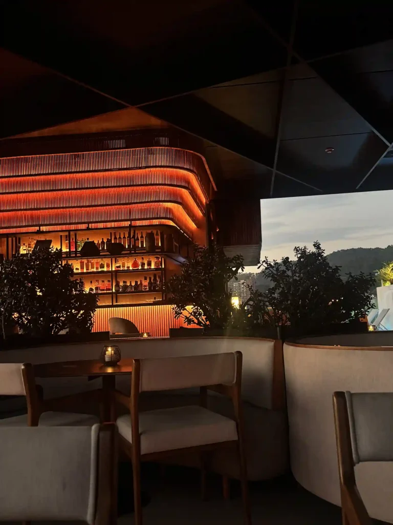 Barra iluminada de Etro Rooftop en BINN Hotel con vista al skyline de Medellín al atardecer