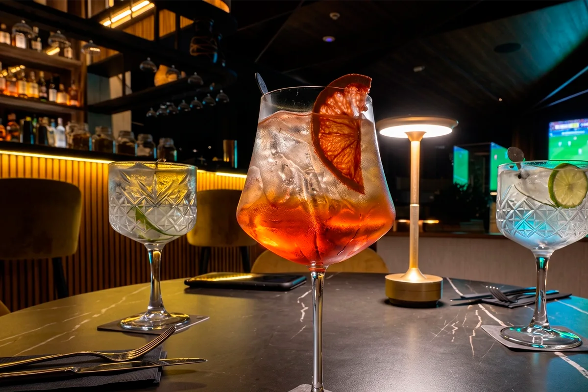Aperol Spritz y cócteles clásicos sobre la mesa de la barra en Etro Rooftop.