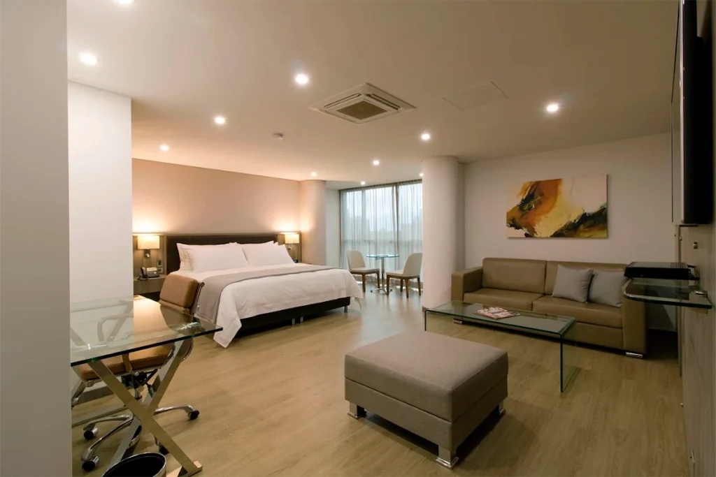 Bright, spacious Binn Hotel suite, a cozy retreat on rainy days in Medellín