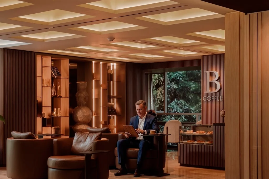 B Coffee lounge at BINN Hotel, a workspace for business travelers in Medellin.