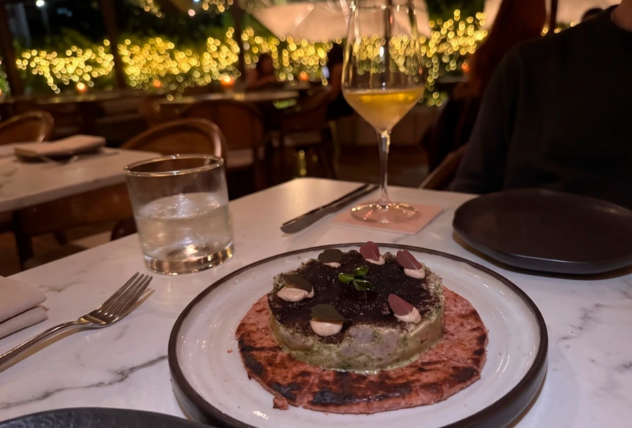 Cena ejecutiva de lujo con vino en el restaurante La Makha de Binn Hotel en El Poblado.