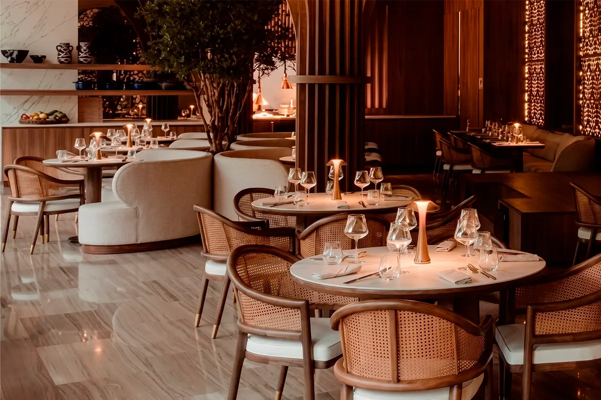 Ambiente del comedor de La Makha con luz cálida para reservar en Medellín