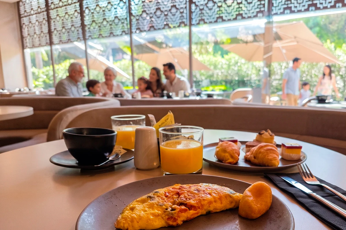 Family having breakfast at La Makha's dining room in Medellín