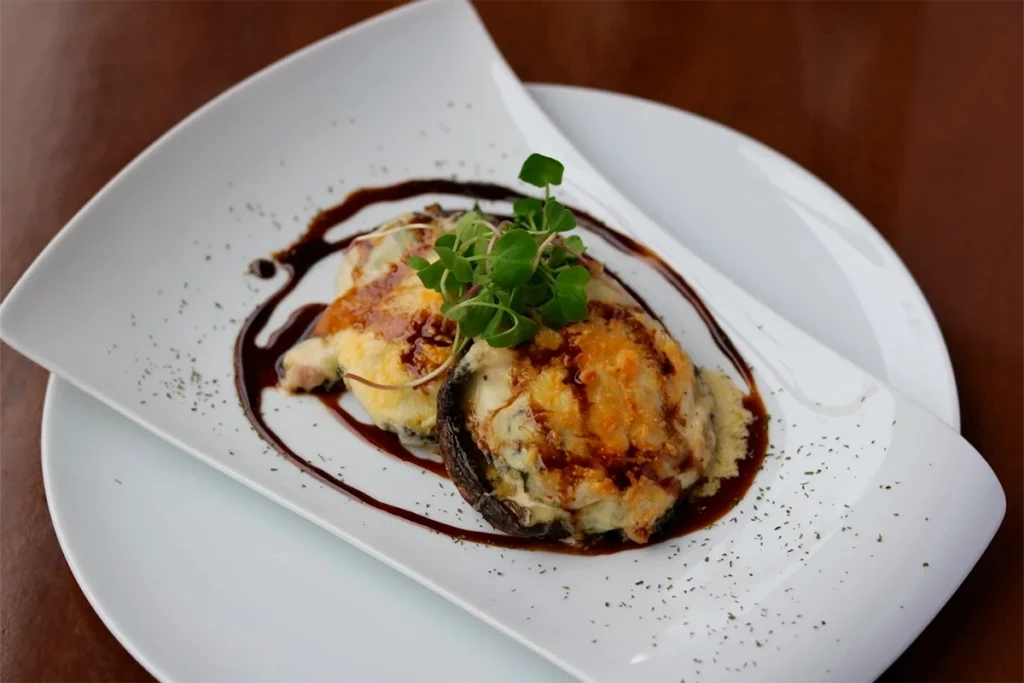 La Makha menu dish: gratinated mushroom with balsamic reduction in Medellín