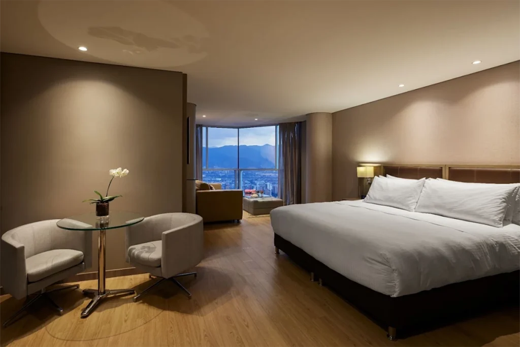 Junior Suite Deluxe de Binn Hotel con sala de estar y vista a la montaña