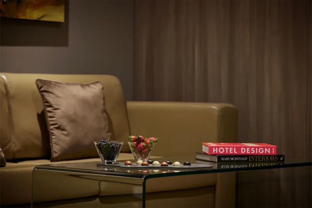 Detalle de suite de lujo con frutas y chocolates, parte de la experiencia en Medellín
