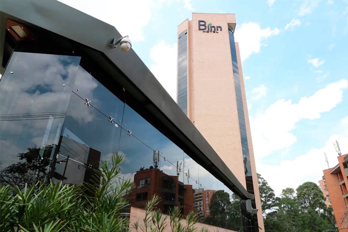 Fachada de Binn Hotel en Medellín bajo cielo despejado en temporada seca.