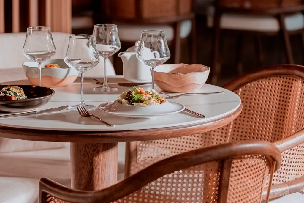 Mesa reservada en La Makha con copas de vino y entrada lista en Medellín