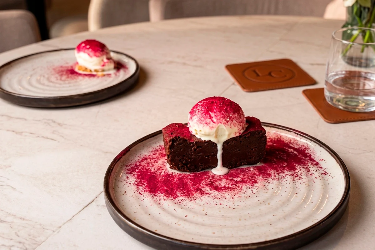 Postre de La Makha: bizcocho de chocolate con helado y frutos rojos