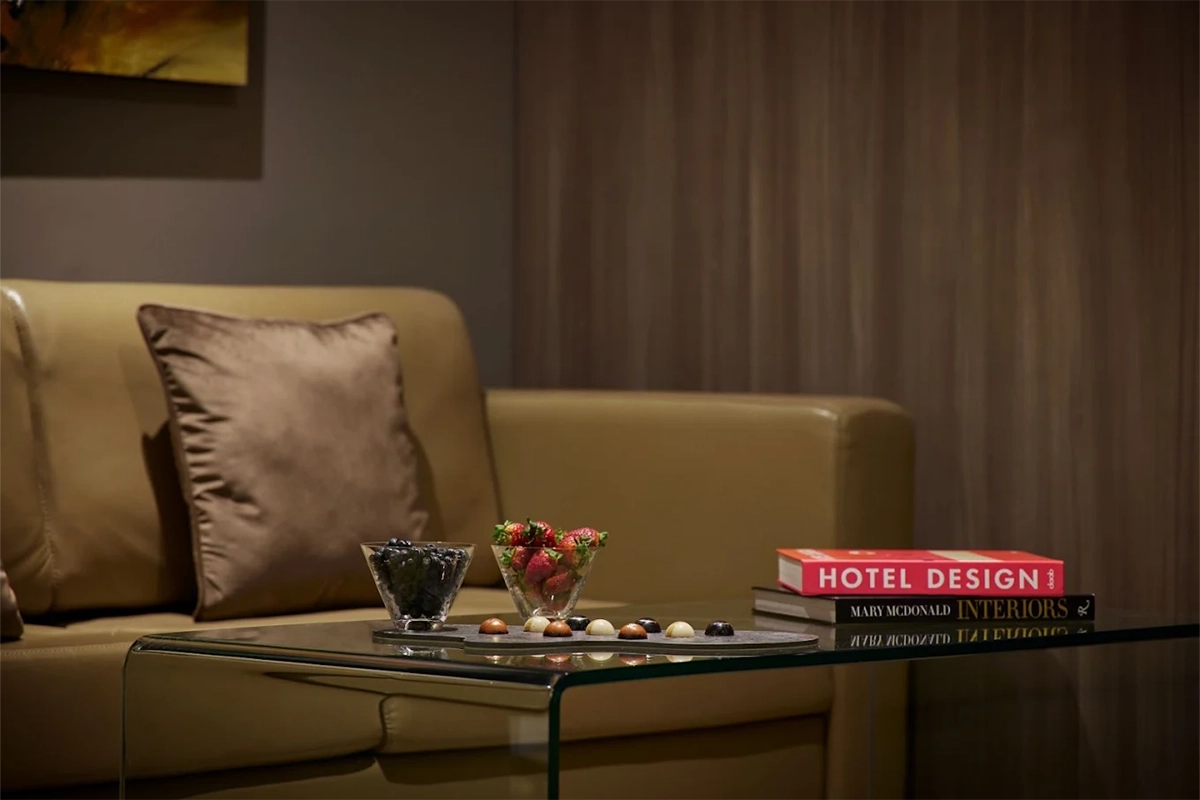 Detalle de suite de lujo con frutas y chocolates, parte de la experiencia en Medellín