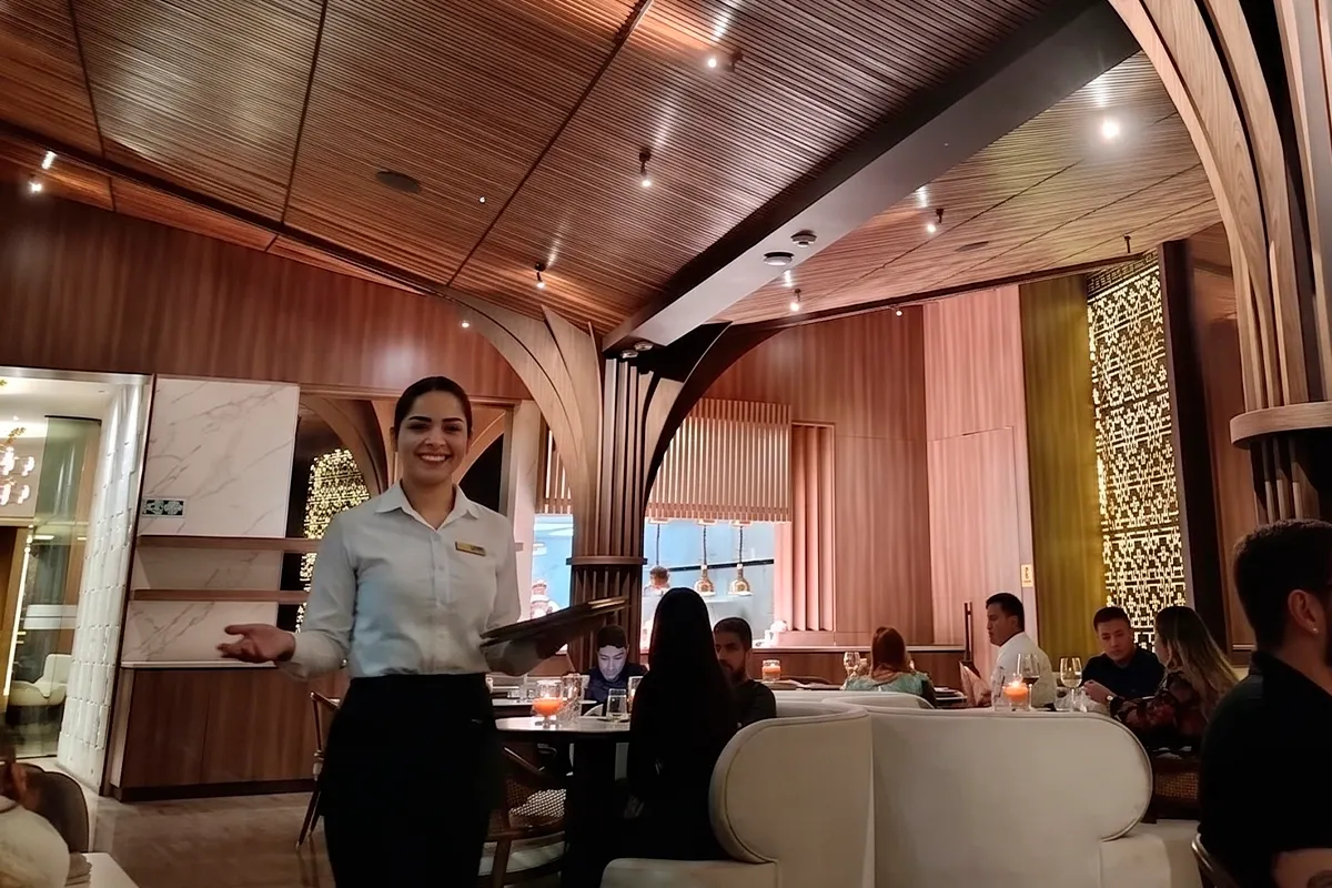 Mesera de La Makha atendiendo a los comensales del restaurante en Medellín