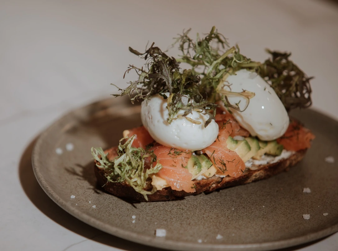 Tostada artesanal con salmón y huevos pochados servida en el restaurante La Makha de Binn Hotel.