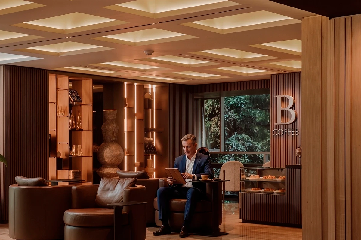 Lounge B Coffee en BINN Hotel, espacio de trabajo para viajeros de negocios en Medellín.