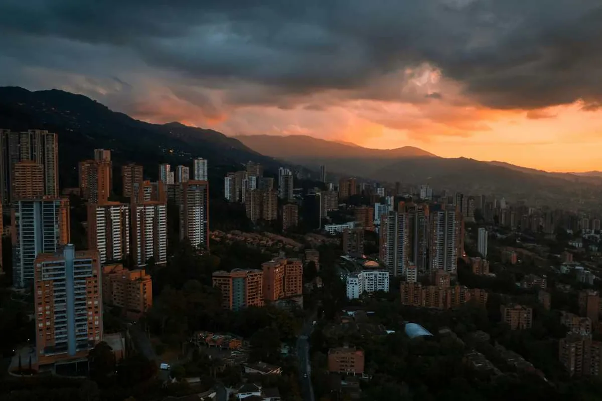 Vista aérea al atardecer sobre El Poblado, guía de barrios de Medellín para viajeros internacionales.