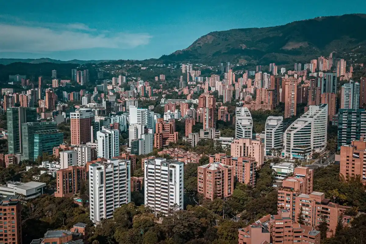 Vista panorámica de edificios residenciales intactos en El Poblado, Medellín tras el sismo de agosto de 2026.