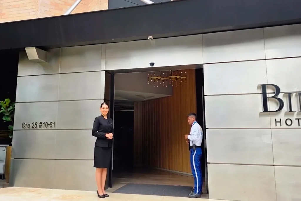 Front desk and security staff welcoming guests at the entrance of Binn Hotel in El Poblado, Medellin.