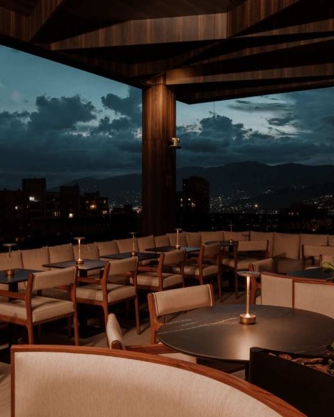 Terraza del hotel BINN iluminada por la noche, ideal para una cena romántica bajo las estrellas en un ambiente encantador