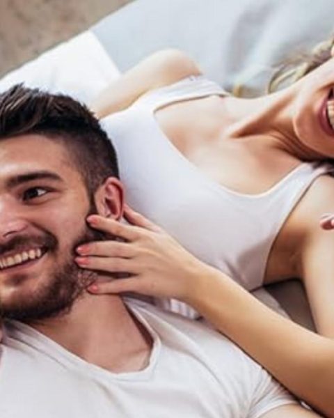 Hombre y mujer descansando juntos en la cama en la boutique Luna de miel en Medellín