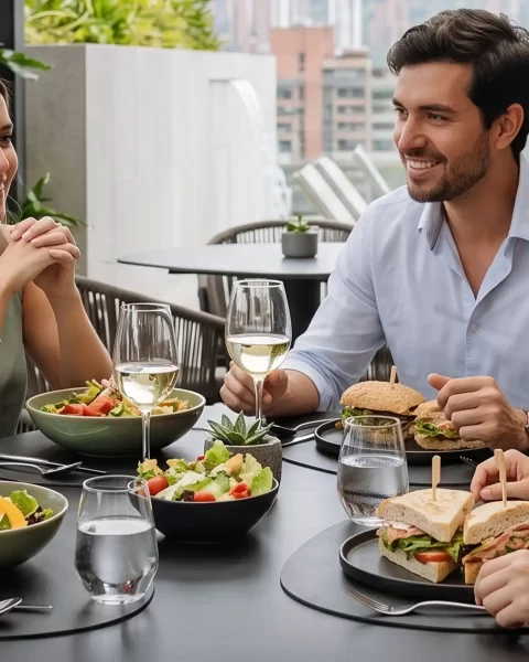 El espacio ideal para reuniones informales en Medellín. Disfruta de un menú ligero de autor con el nivel y la exclusividad que tu marca merece en Etro.