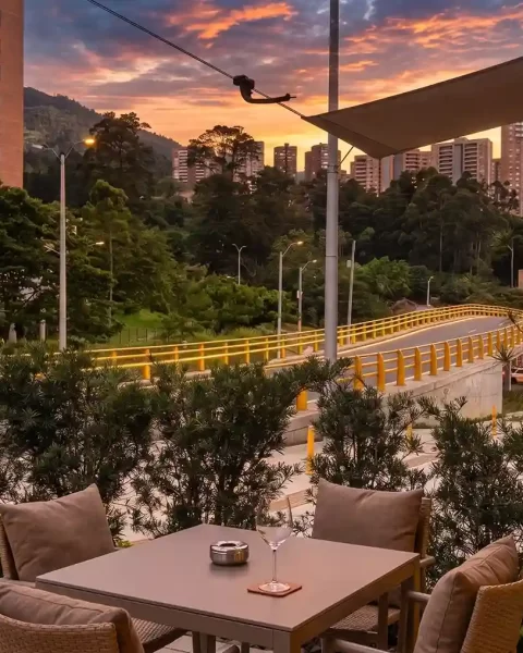 Atardecer con vista al puente de El Poblado, Medellín