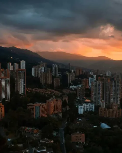 Vista aérea al atardecer sobre El Poblado, guía de barrios de Medellín para viajeros internacionales.